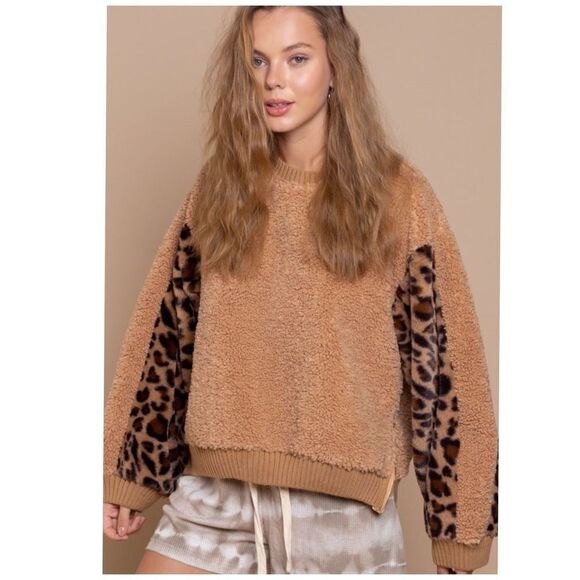 sherpa Top with Leopard Print - Picture 2 of 9